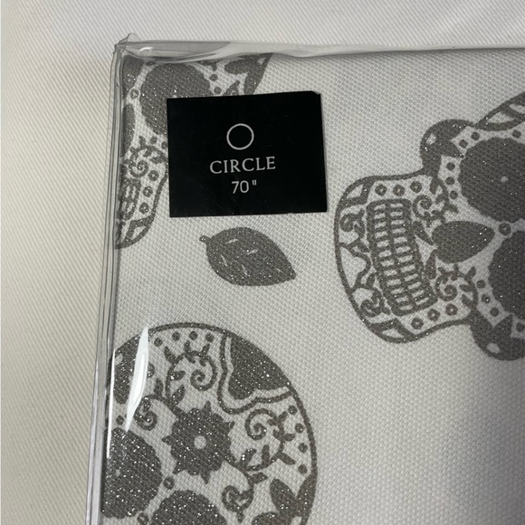 NWT HALLOWEEN TABLECLOTH. CYNTHIA ROWLEY Skulls 70” Round. 100% Cotton - Picture 4 of 4